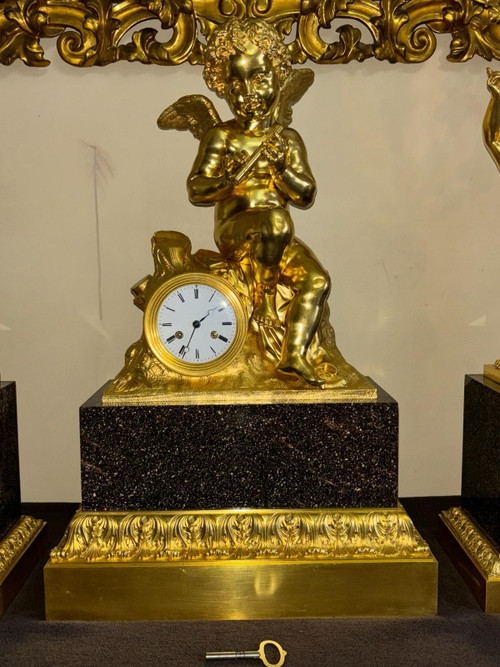Außergewöhnliche Verzierung aus vergoldeter Bronze und Porphyr, Amor spielt Flöte, aus dem 19. Jahrhundert.