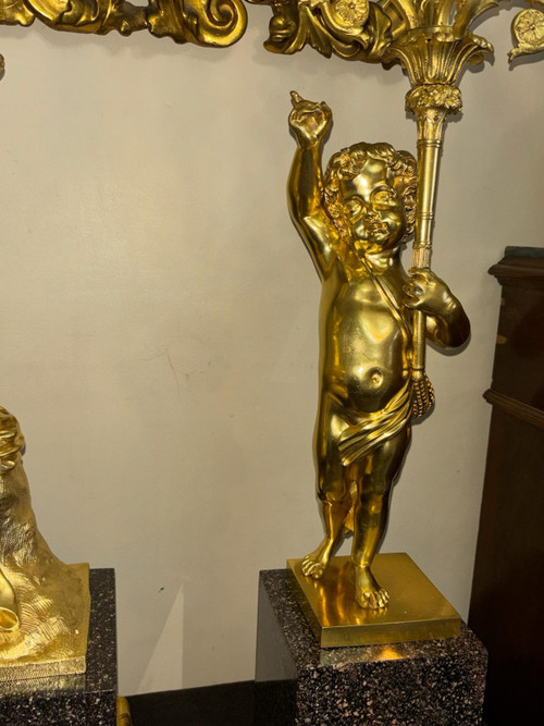 Außergewöhnliche Verzierung aus vergoldeter Bronze und Porphyr, Amor spielt Flöte, aus dem 19. Jahrhundert.