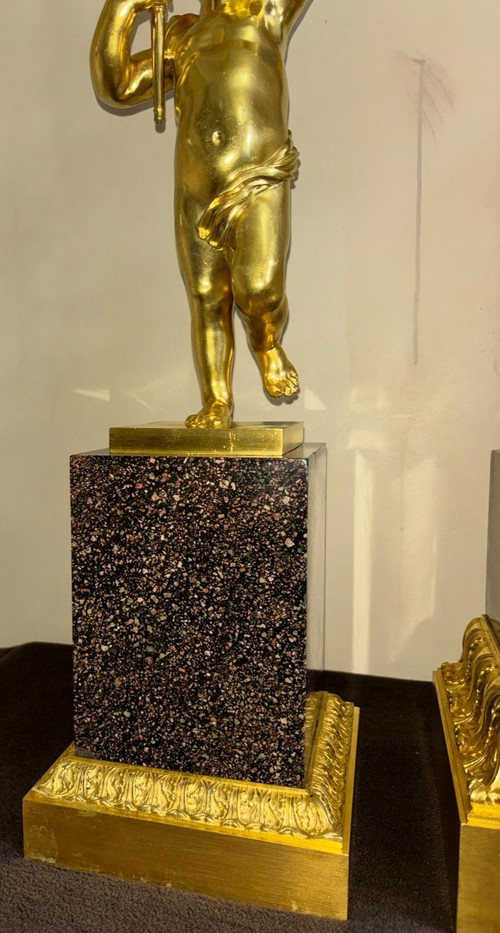 Außergewöhnliche Verzierung aus vergoldeter Bronze und Porphyr, Amor spielt Flöte, aus dem 19. Jahrhundert.