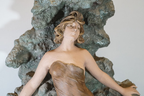 PALADIN, FRAU AUF DEM FELSEN, Rocaille-Terrakotta, Jugendstilbrunnen, 78 cm