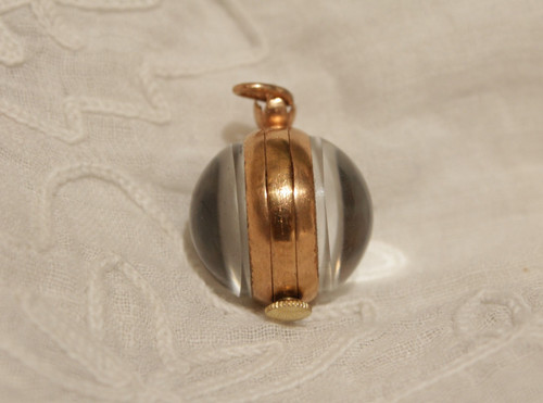 Pendentif petite montre boule avec mécanisme à remontoir apparent époque 20ème siècle