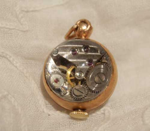 Pendentif petite montre boule avec mécanisme à remontoir apparent époque 20ème siècle