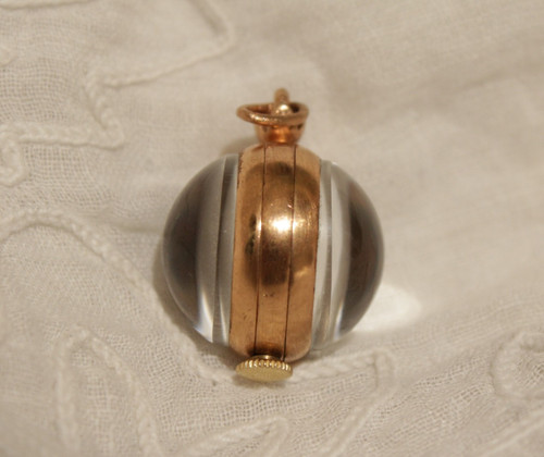 Pendentif petite montre boule avec mécanisme à remontoir apparent époque 20ème siècle