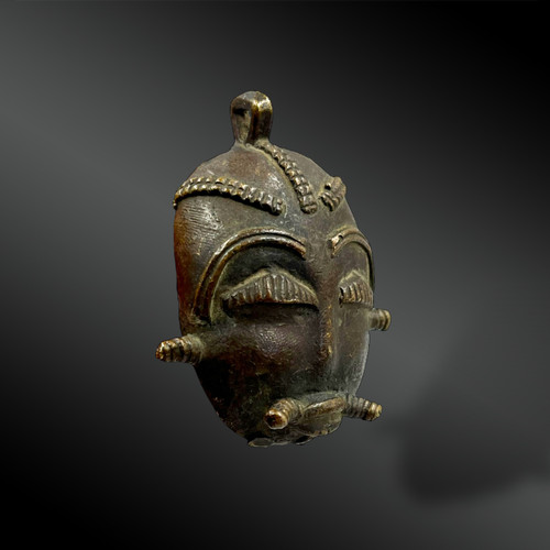 Small PENDANT MASK - Baoulé Culture, Ivory Coast - First half of the 20th century