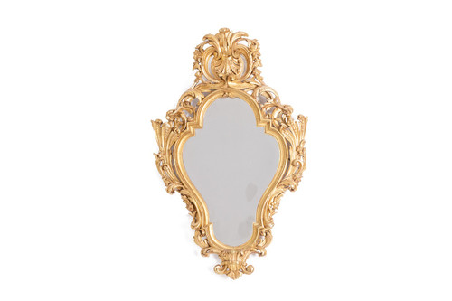 Miroir de style Régence en bois sculpté et doré. Années 1950.