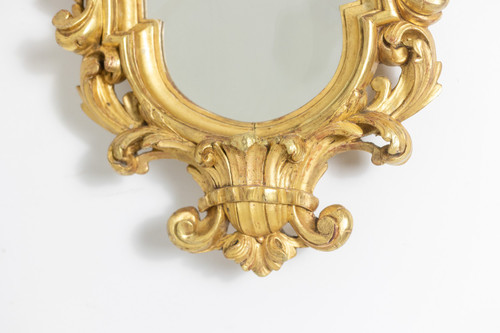 Miroir de style Régence en bois sculpté et doré. Années 1950.