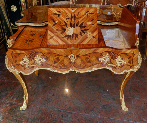 Une belle table à écrire de style louis XV