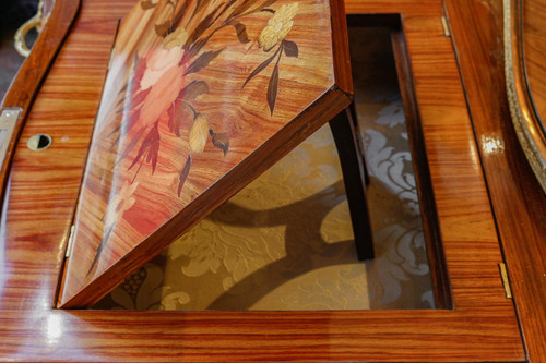 Une belle table à écrire de style louis XV
