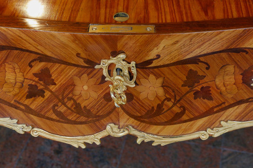 Une belle table à écrire de style louis XV