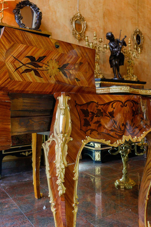 Une belle table à écrire de style louis XV