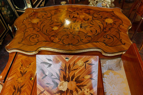 Une belle table à écrire de style louis XV