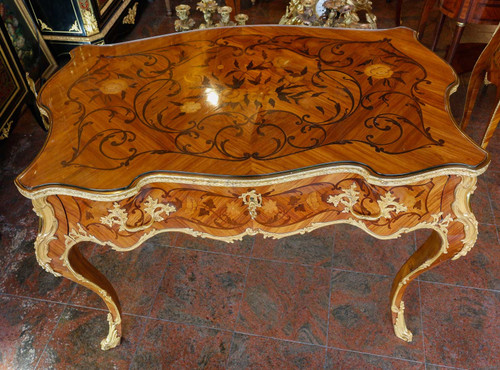 Une belle table à écrire de style louis XV