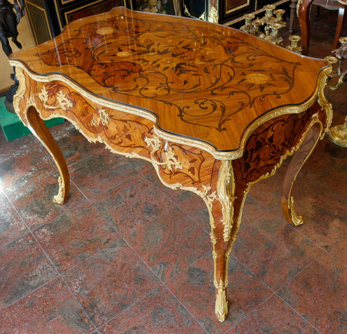 Une belle table à écrire de style louis XV