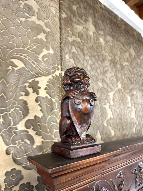 Banc coffre de style Renaissance en noyer 