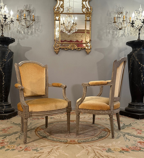 Paire De Fauteuils En Bois Laqué d'Epoque Louis XVI Vers 1780