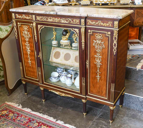 Meuble vitrine à hauteur d'appui de style Louis XVI dans le goût de F .Linke