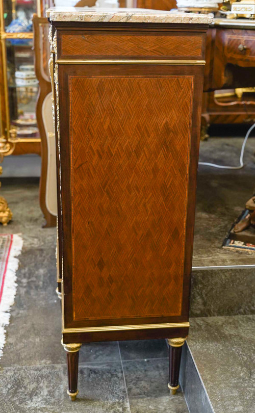 Meuble vitrine à hauteur d'appui de style Louis XVI dans le goût de F .Linke