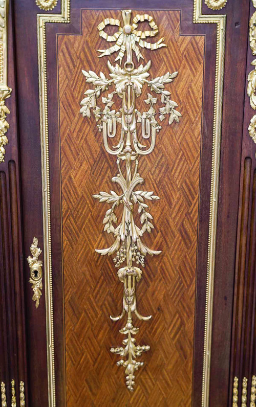 Meuble vitrine à hauteur d'appui de style Louis XVI dans le goût de F .Linke