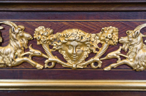Meuble vitrine à hauteur d'appui de style Louis XVI dans le goût de F .Linke