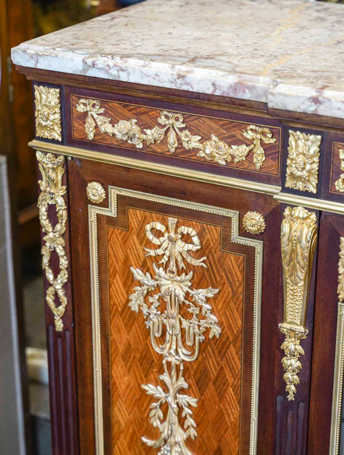Meuble vitrine à hauteur d'appui de style Louis XVI dans le goût de F .Linke