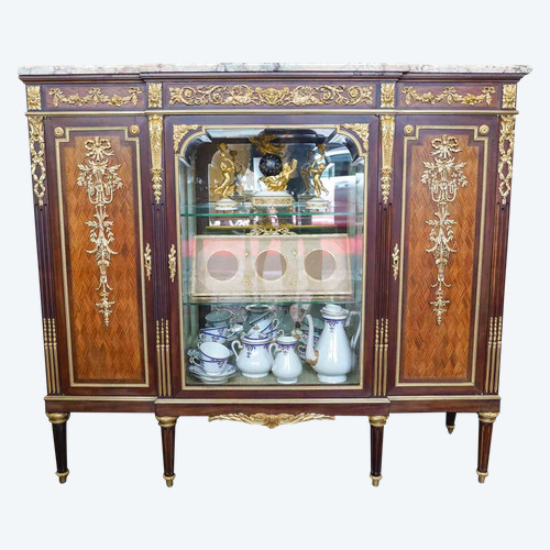 Meuble vitrine à hauteur d'appui de style Louis XVI dans le goût de F .Linke