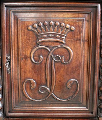 Mobiletto contenitore in noce massello, gusto gotico - 1900