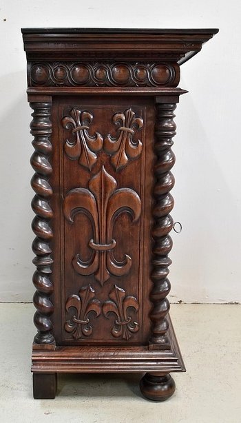 Mobiletto contenitore in noce massello, gusto gotico - 1900