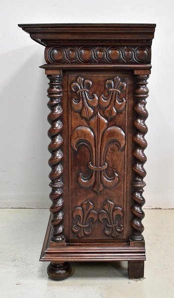 Mobiletto contenitore in noce massello, gusto gotico - 1900