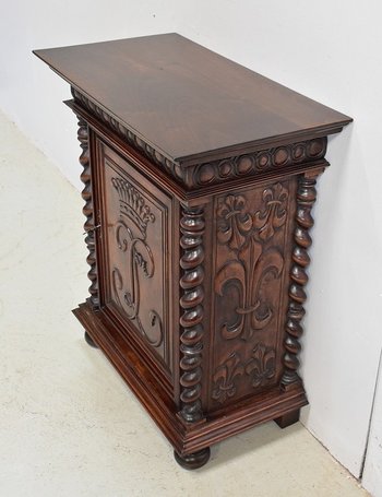 Mobiletto contenitore in noce massello, gusto gotico - 1900