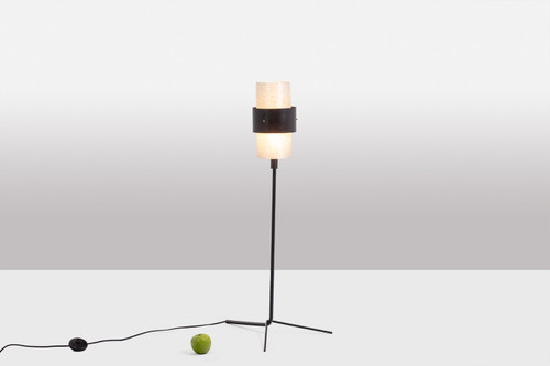 Lampada a treppiede in lucite granitica e metallo laccato. Dagli anni '50.