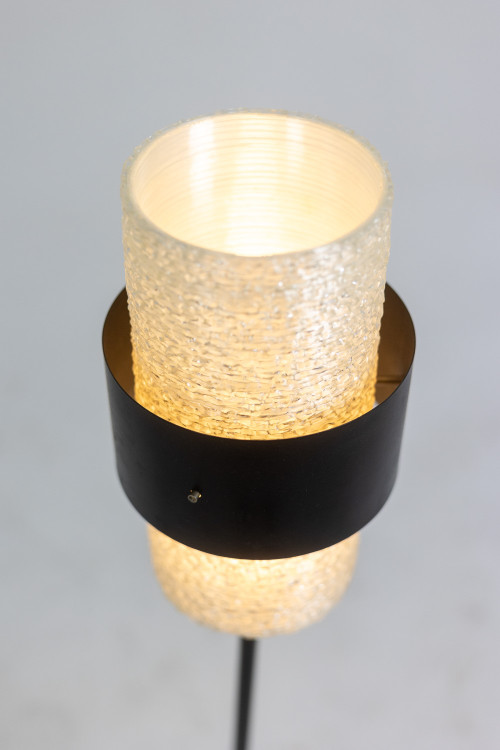 Lampada a treppiede in lucite granitica e metallo laccato. Dagli anni '50.