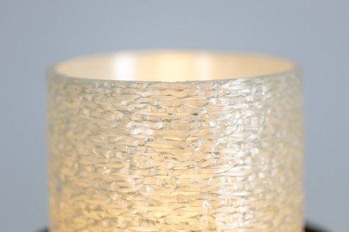 Lampada a treppiede in lucite granitica e metallo laccato. Dagli anni '50.