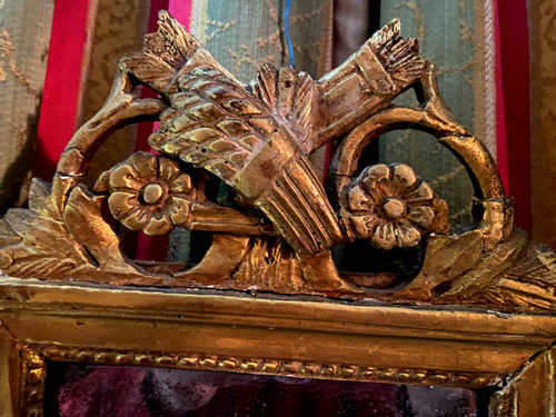 Incantevole specchio Luigi XVI in legno dorato con covone di grano e faretra , XVIII secolo