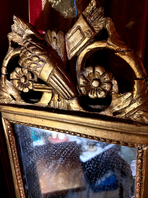 Incantevole specchio Luigi XVI in legno dorato con covone di grano e faretra , XVIII secolo