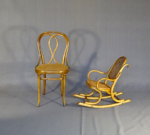 Sedia a dondolo THONET N°1 , bambino, tonalità naturale. Ca, 1910