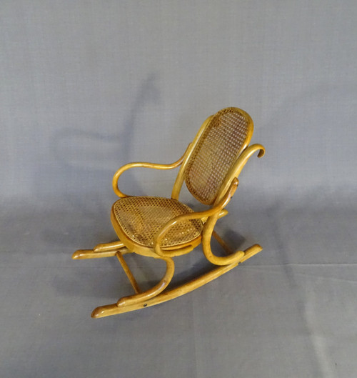 Sedia a dondolo THONET N°1 , bambino, tonalità naturale. Ca, 1910