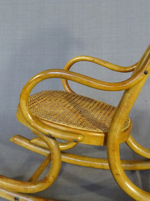Sedia a dondolo THONET N°1 , bambino, tonalità naturale. Ca, 1910