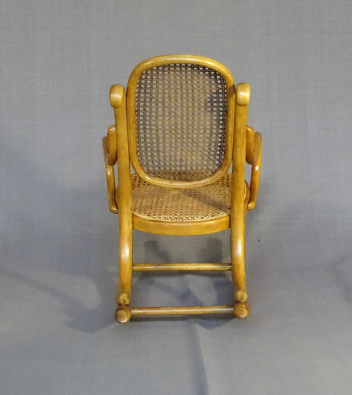 Sedia a dondolo THONET N°1 , bambino, tonalità naturale. Ca, 1910