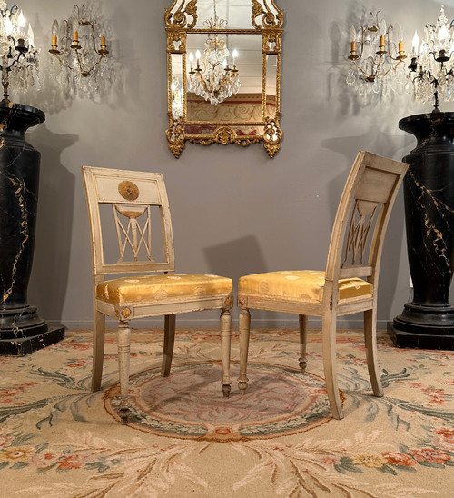 Paire De Chaises En Bois Laqué d'Epoque Directoire Vers 1795