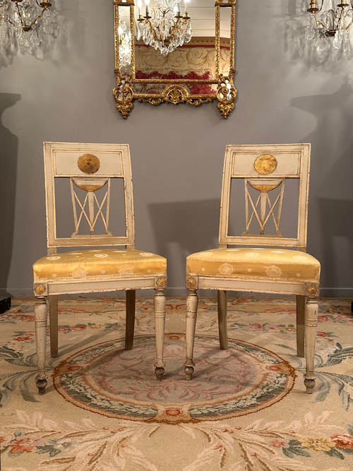 Paire De Chaises En Bois Laqué d'Epoque Directoire Vers 1795