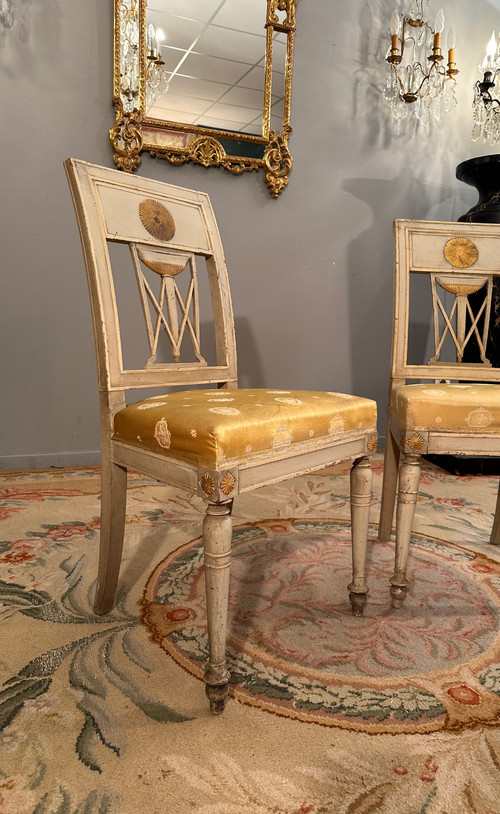 Paire De Chaises En Bois Laqué d'Epoque Directoire Vers 1795
