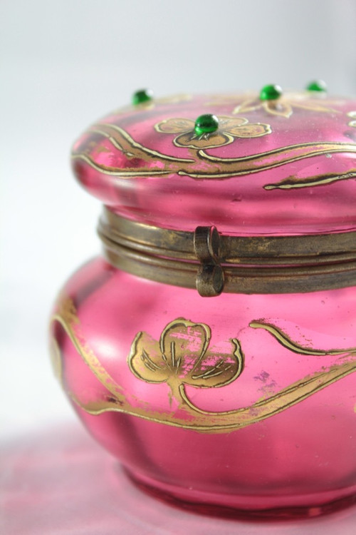 Scatola in vetro rosa decorata con smalti, dorature e cabochon 1900 ca.