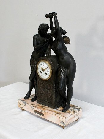  Spelterpendel "Psyche krönt die Liebe" nach Claude Michallon - 1900