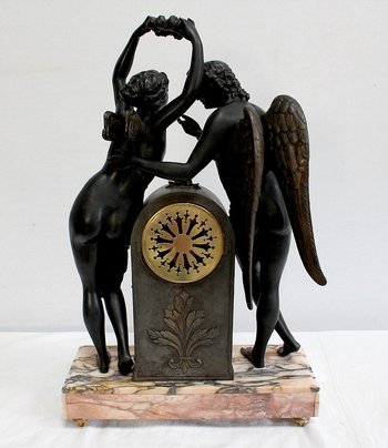  Spelterpendel "Psyche krönt die Liebe" nach Claude Michallon - 1900