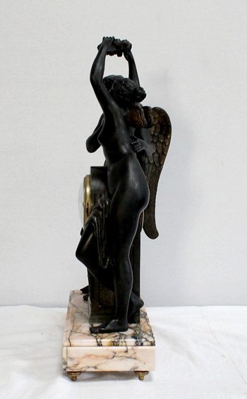  Spelterpendel "Psyche krönt die Liebe" nach Claude Michallon - 1900