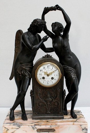  Spelterpendel "Psyche krönt die Liebe" nach Claude Michallon - 1900