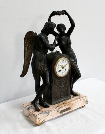  Spelterpendel "Psyche krönt die Liebe" nach Claude Michallon - 1900