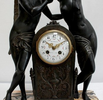  Spelterpendel "Psyche krönt die Liebe" nach Claude Michallon - 1900