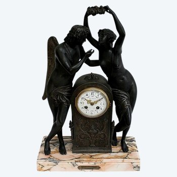  Pendolo in spelter "Psiche che incorona l'amore" secondo Claude Michallon - 1900