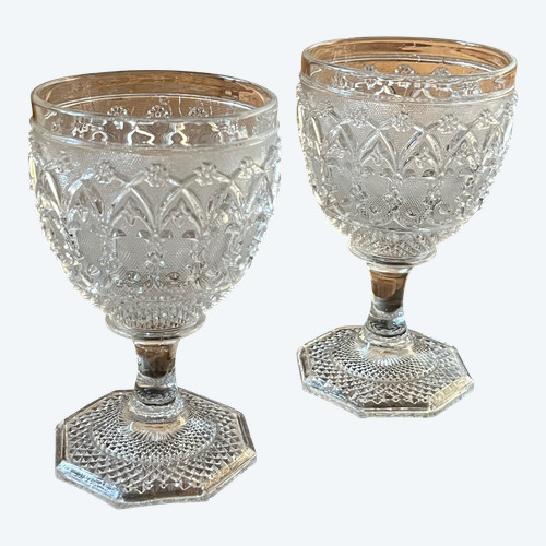 Deux verres Charles X en cristal moulé 